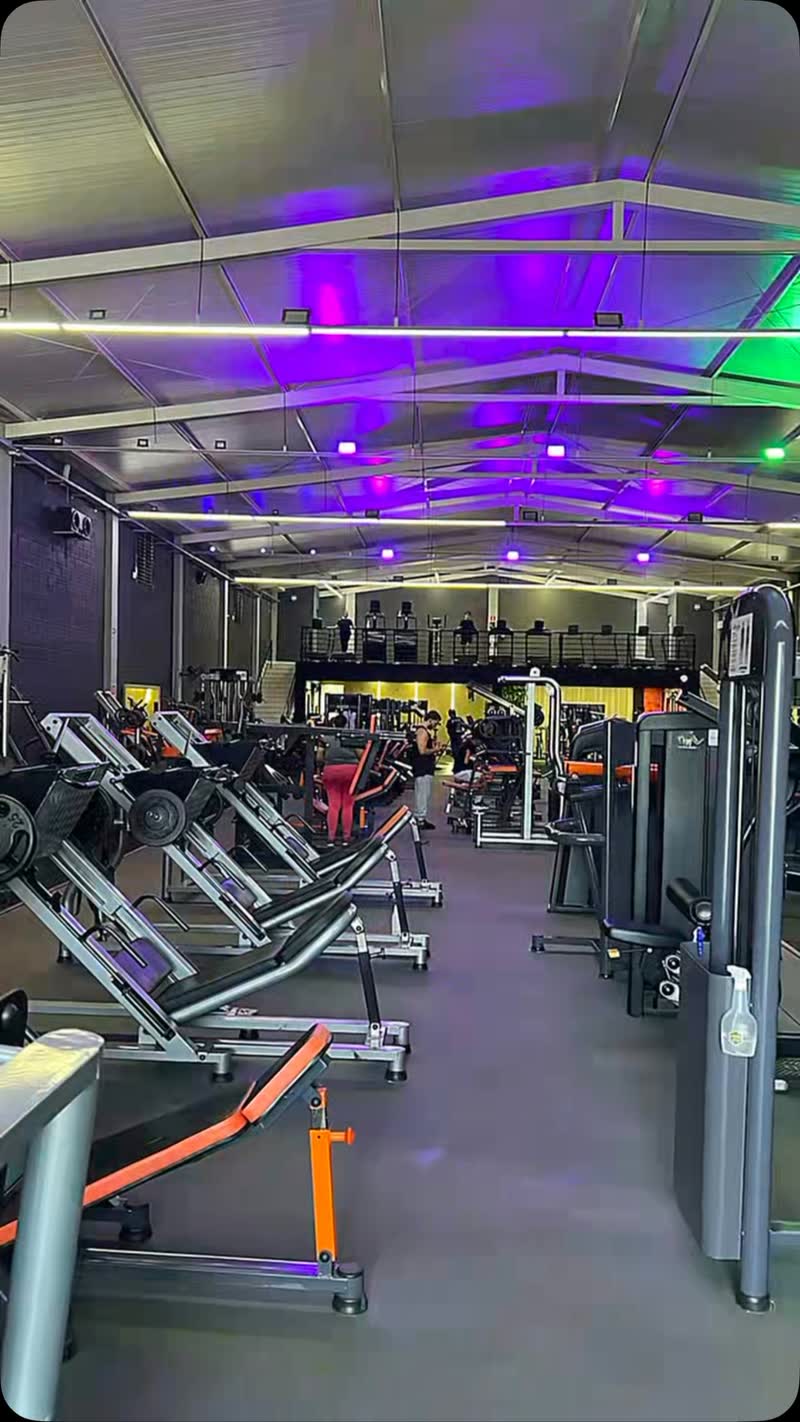 Salão da Life com iluminação roxa
