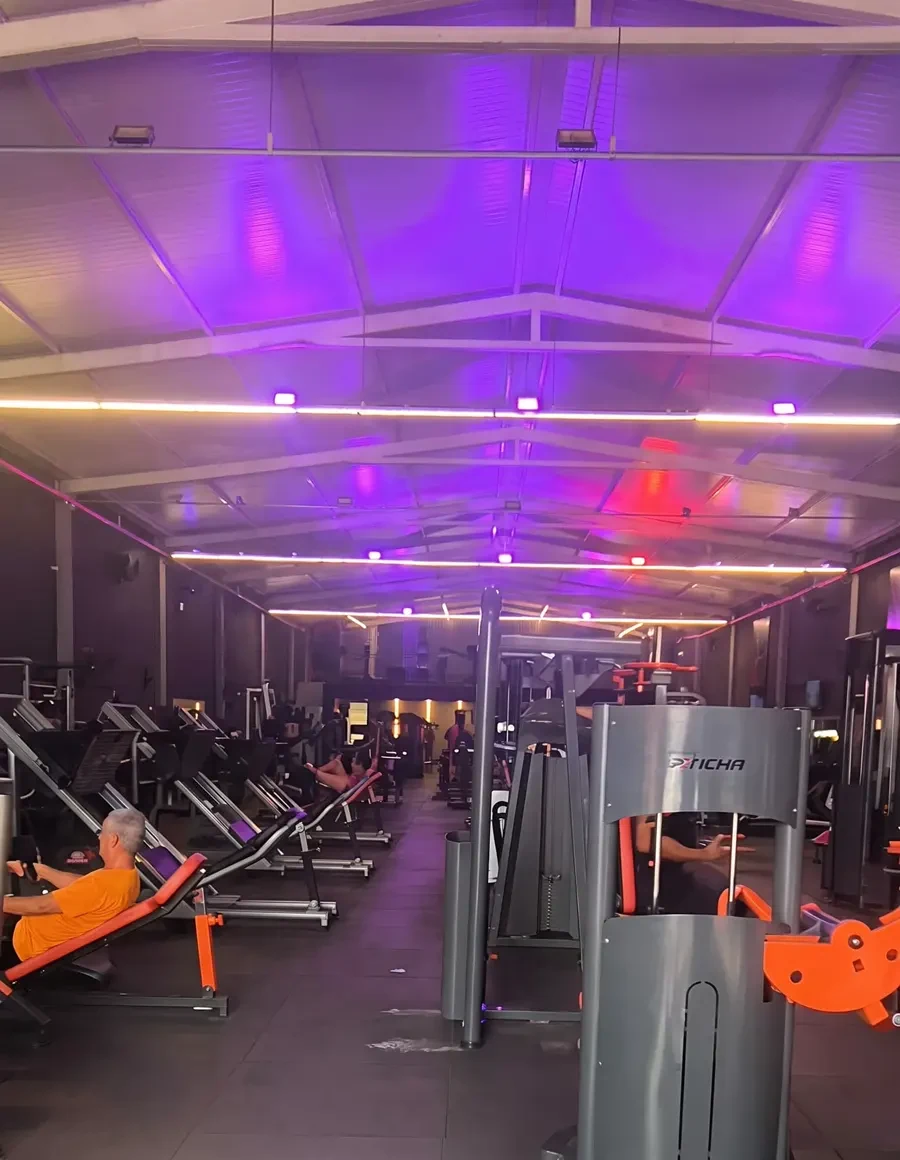 Salão de musculação com iluminação roxa
